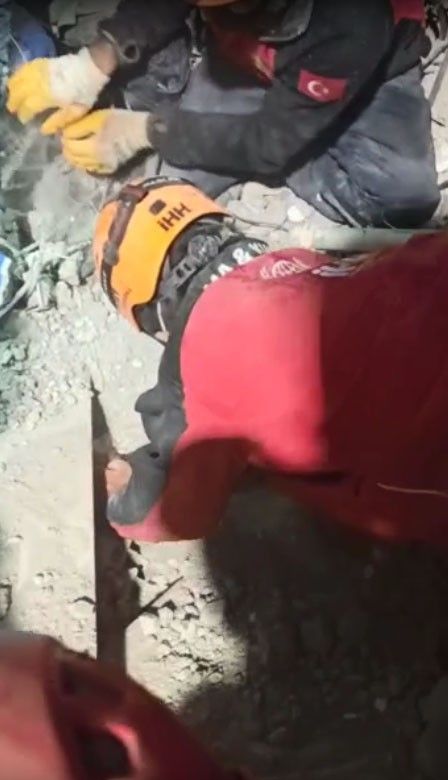 70 yaşında, enkazdan 34 saat sonra böyle kurtarıldı