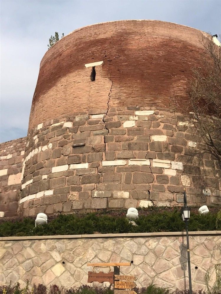 Ankara Kalesi'nde korkutan çatlak