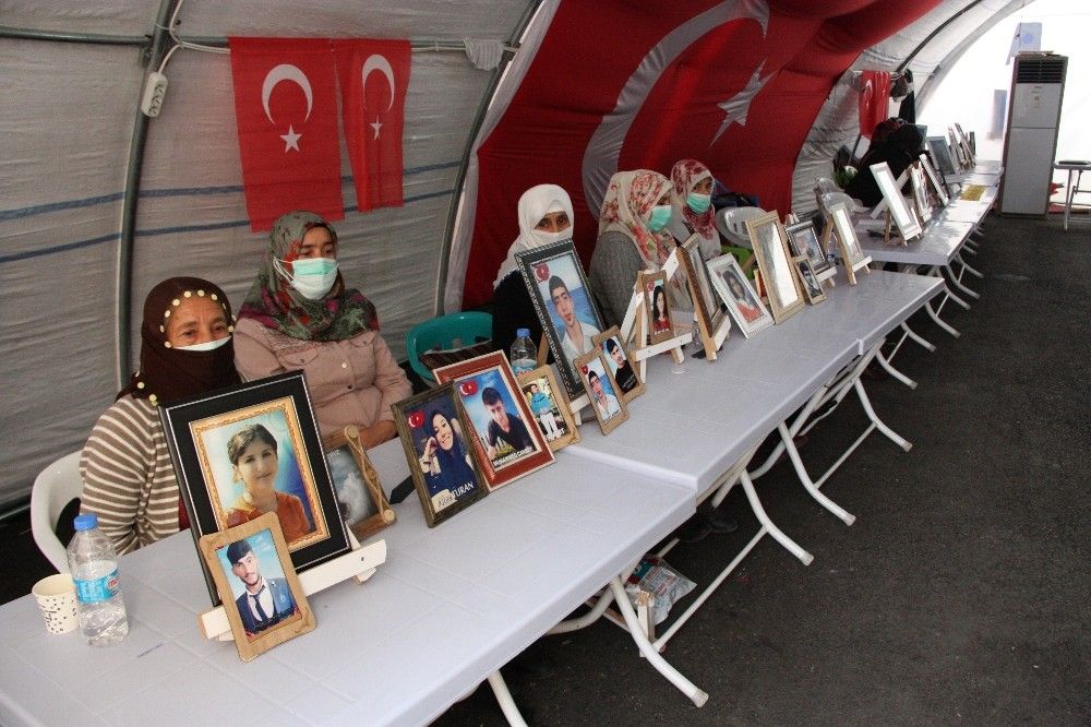 Annesi sofraya oturacak umuduyla oğlu için tabak bırakıyor