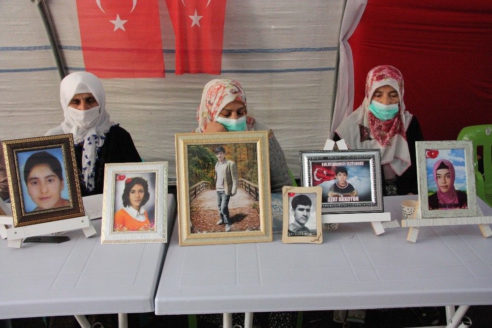 Annesi sofraya oturacak umuduyla oğlu için tabak bırakıyor