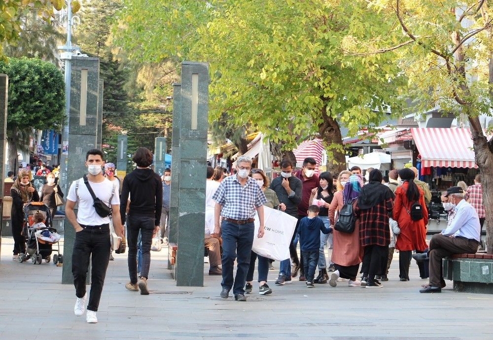 Antalya'da sigara yasağını delenler kamerada