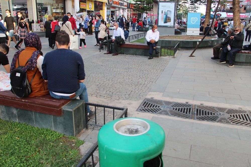 Antalya'da sigara yasağını delenler kamerada