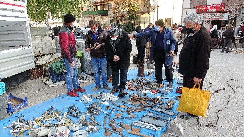 Asırlık eski eşya pazarına yoğun ilgi