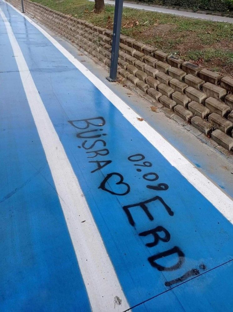 "Aşkınız ayaklar altında gençler"