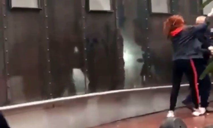 Babası yaşındaki adamı tekme tokat dövdü