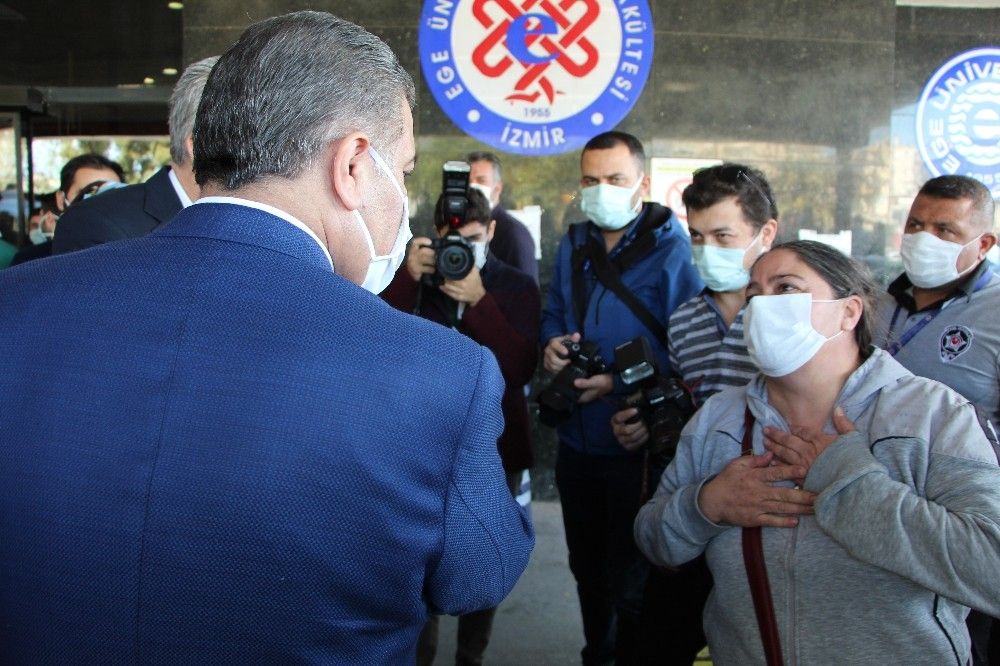 Bakan Koca enkazdan 33 saat sonra kurtarılan yaşlı adamı ziyaret etti