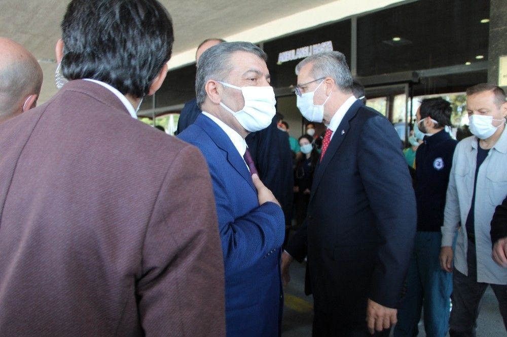 Bakan Koca enkazdan 33 saat sonra kurtarılan yaşlı adamı ziyaret etti