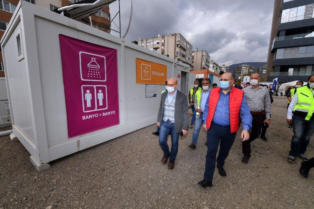 Başkan Soyer'den çadırdaki depremzedelere ziyaret