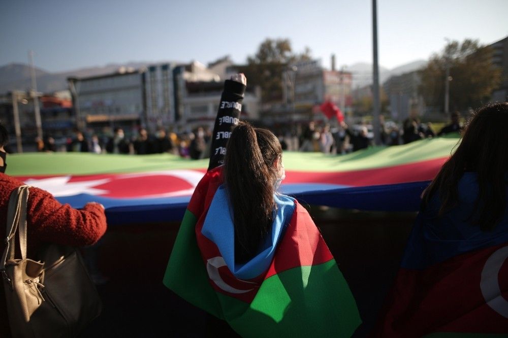 Bursa'da Azerbaycan zaferi dev bayrakla kutlandı