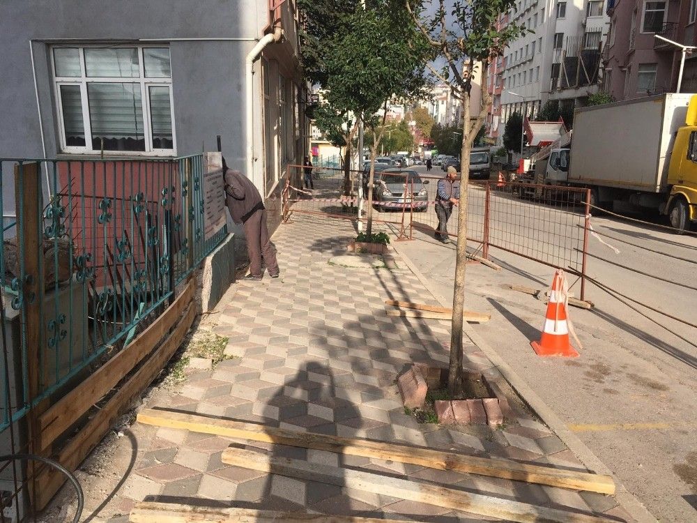 Büyük bir gürültü ile çöktü