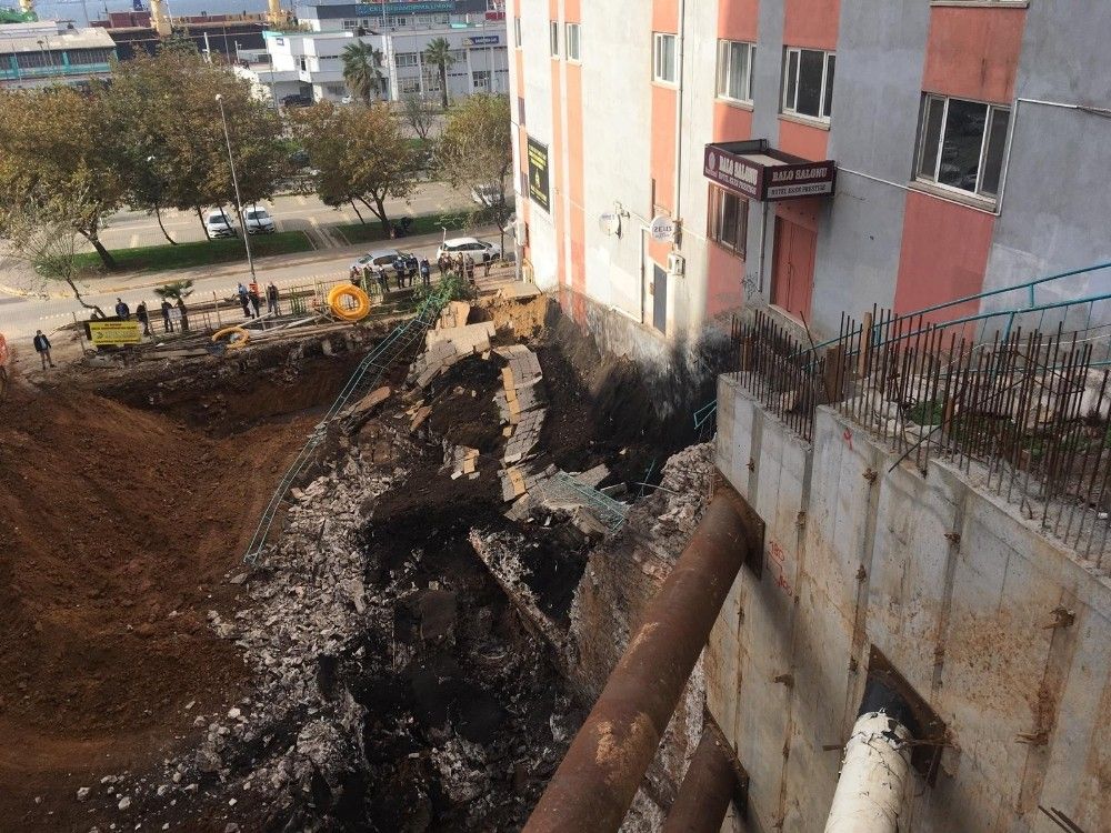 Büyük bir gürültü ile çöktü