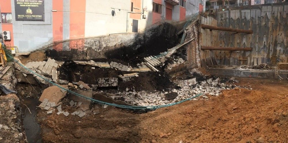 Büyük bir gürültü ile çöktü