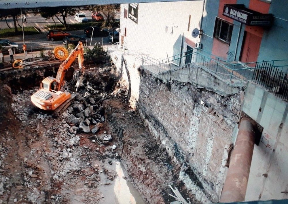 Büyük bir gürültü ile çöktü