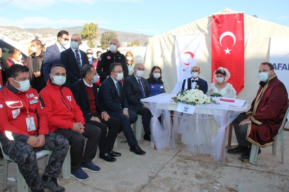 Çadır kentte dünyaevine girdiler