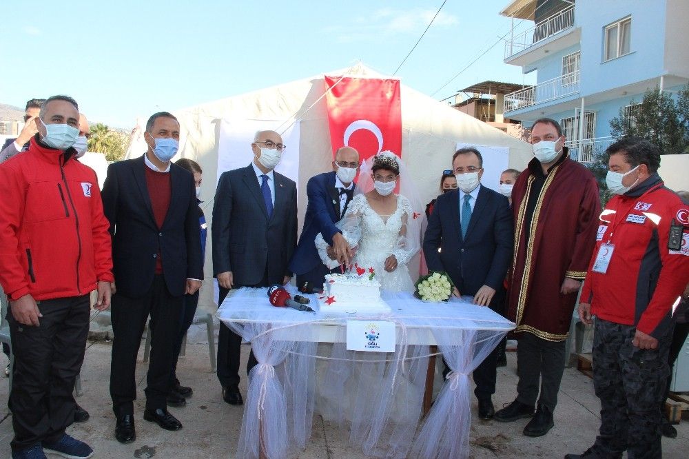 Çadır kentte dünyaevine girdiler