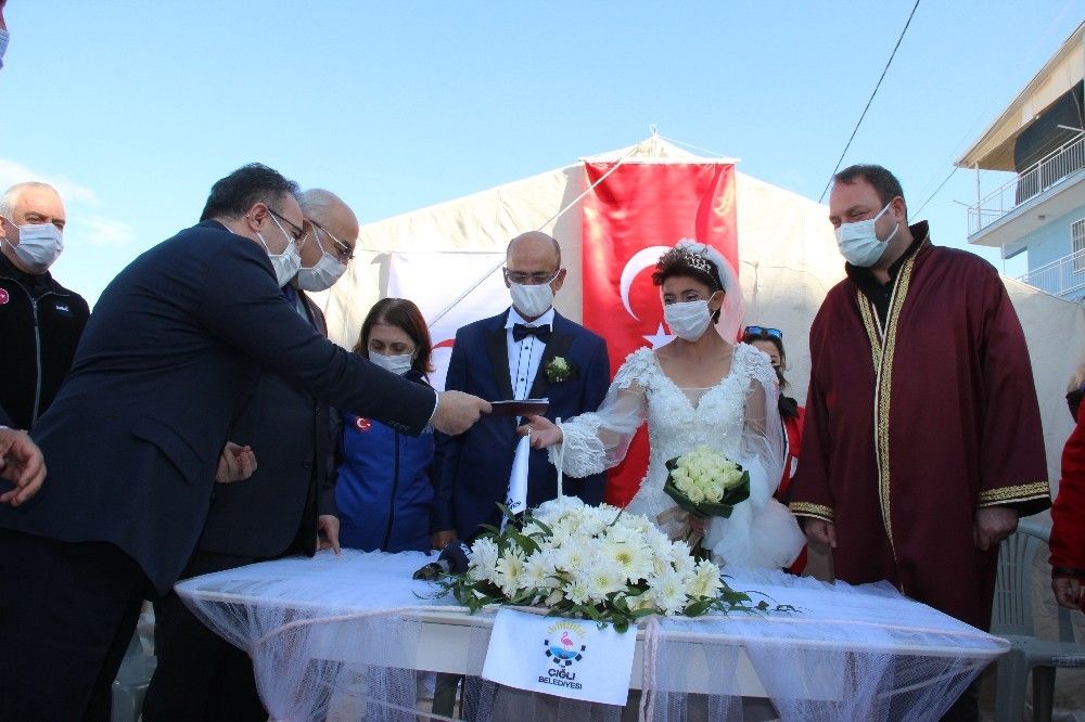 Çadır kentte dünyaevine girdiler