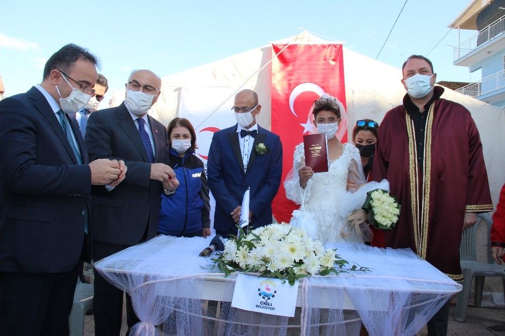 Çadır kentte dünyaevine girdiler