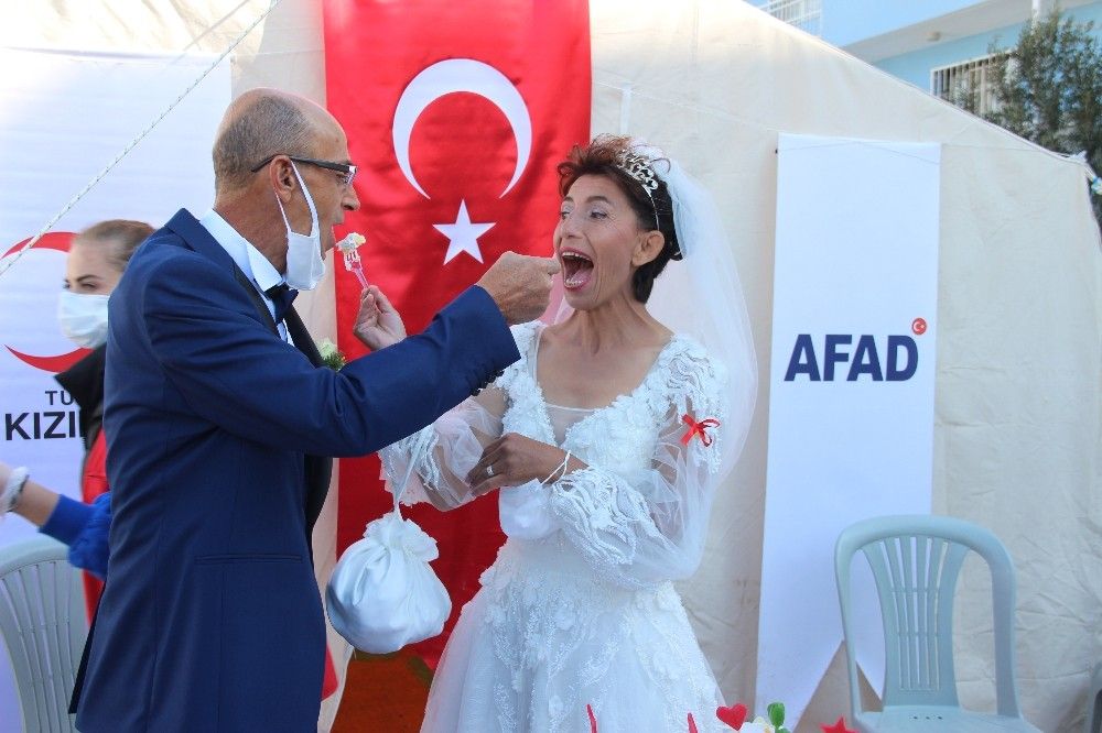 Çadır kentte dünyaevine girdiler