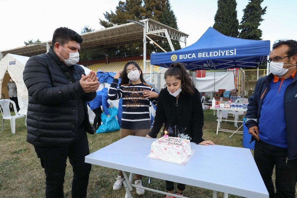 Çadır kentte umut dolu doğum günü sürprizi