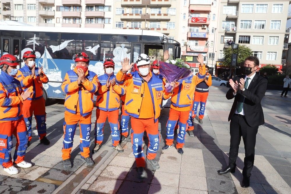 Çiçeklerle karşılandılar