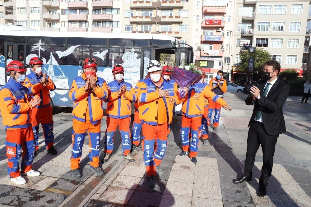 Çiçeklerle karşılandılar