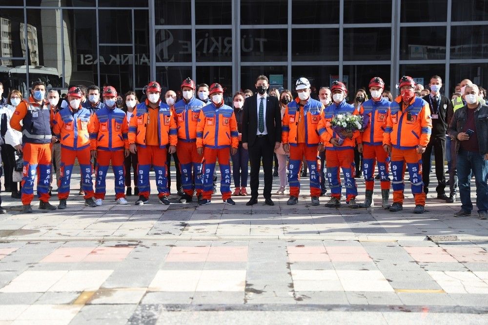 Çiçeklerle karşılandılar