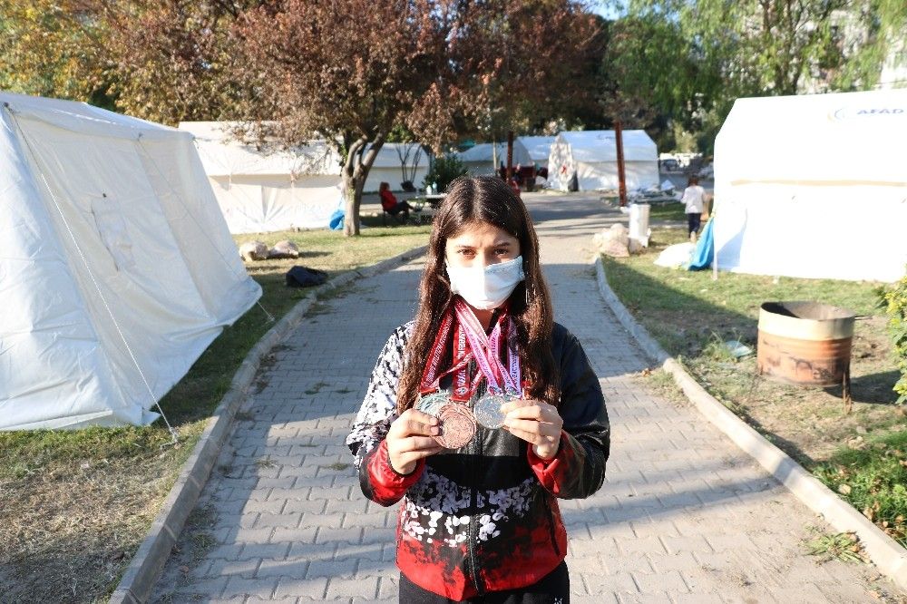 Deprem evini yıktı, yüreğini yıkamadı