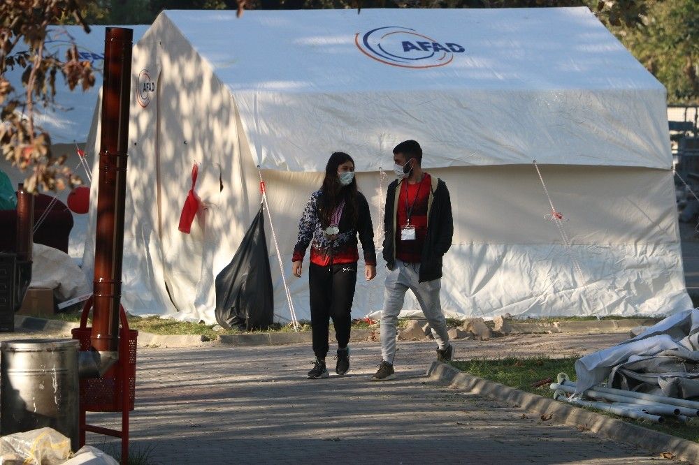 Deprem evini yıktı, yüreğini yıkamadı