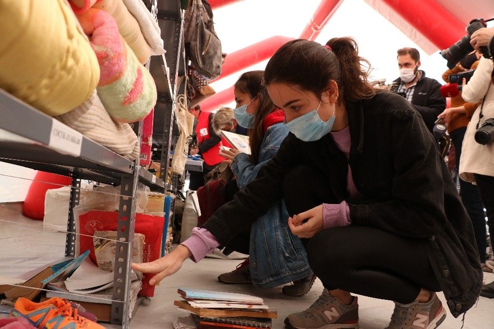 Depremzedeler anılarını arıyor
