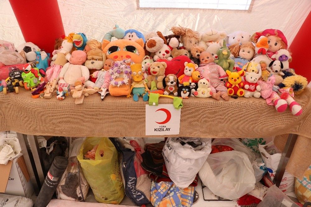 Depremzedeler anılarını arıyor