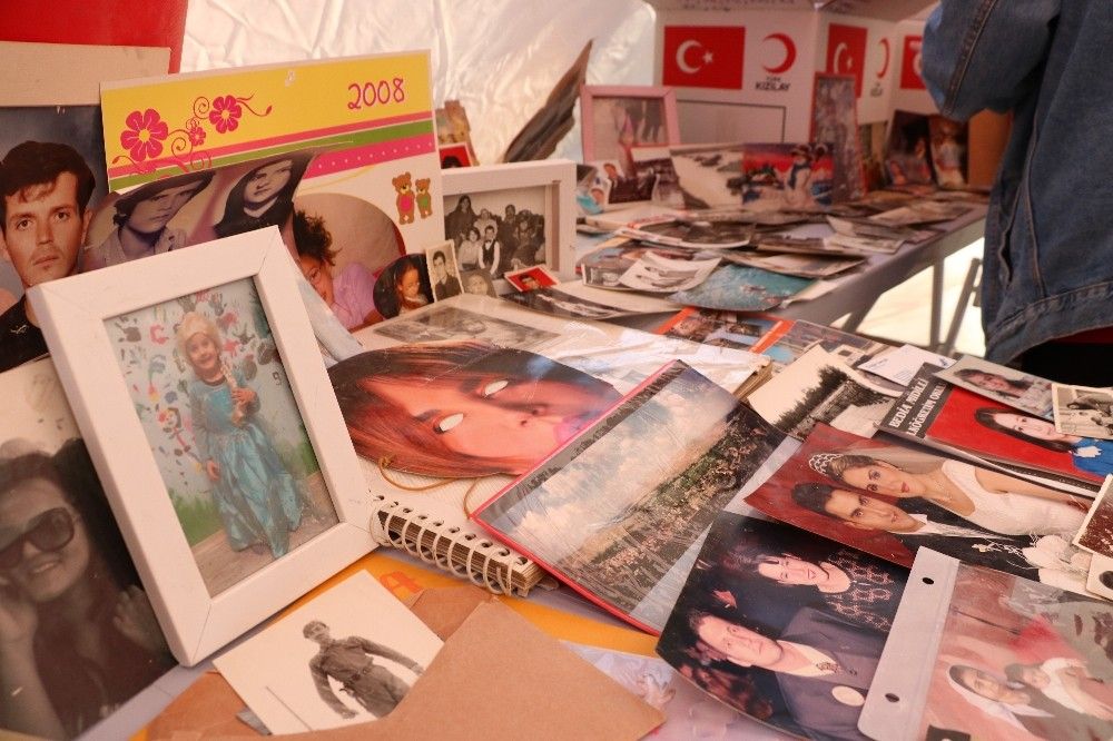 Depremzedeler anılarını arıyor