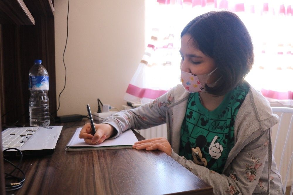 Diyaliz hastası Azra, doktor olup çocukları tedavi etmek istiyor