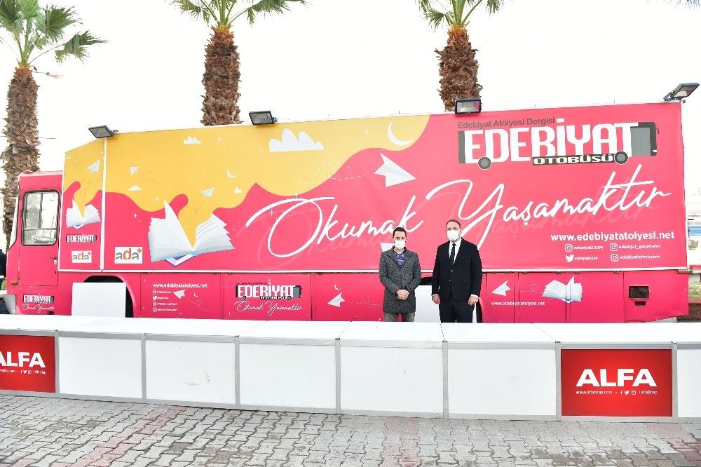 Edebiyat Otobüsü kapılarını Çiğlili okurlara açtı