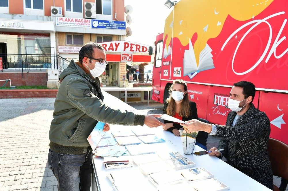 Edebiyat Otobüsü kapılarını Çiğlili okurlara açtı