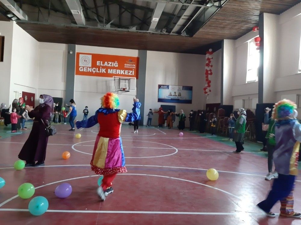 Elazığ'da çocuklar oyuncak şenliği ile eğlendi