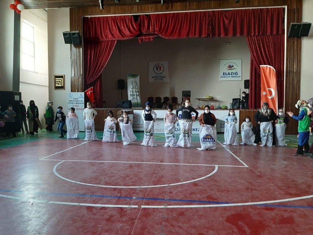 Elazığ'da çocuklar oyuncak şenliği ile eğlendi