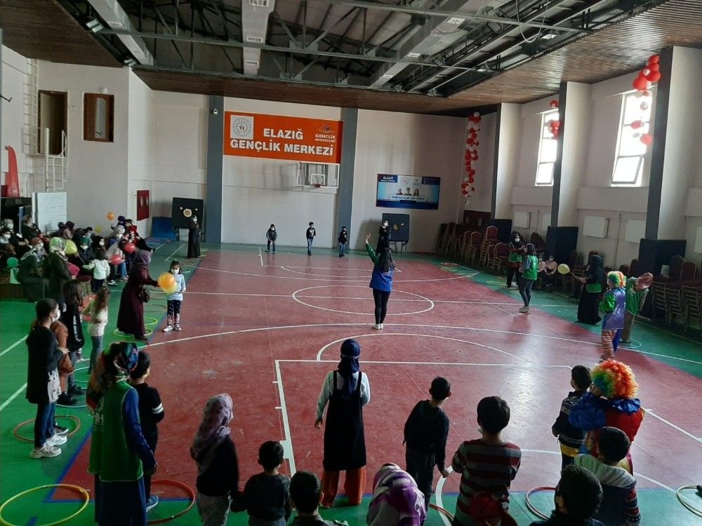 Elazığ'da çocuklar oyuncak şenliği ile eğlendi