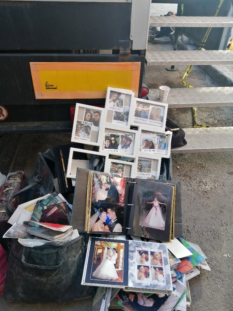 Enkazdan geriye fotoğraflar kaldı