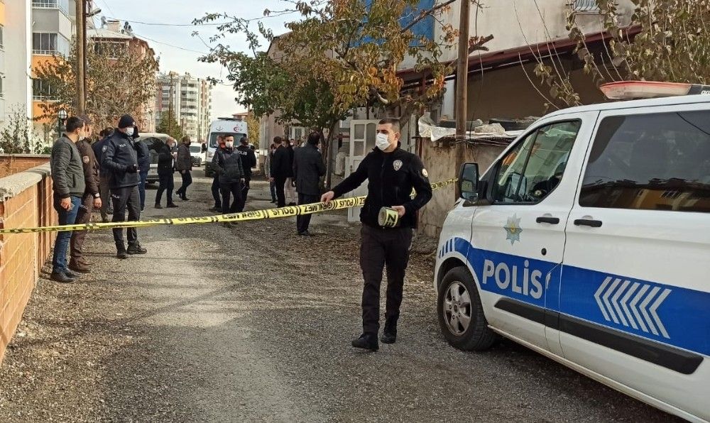 Hain evlat! Annesini bıçaklayarak öldürdü
