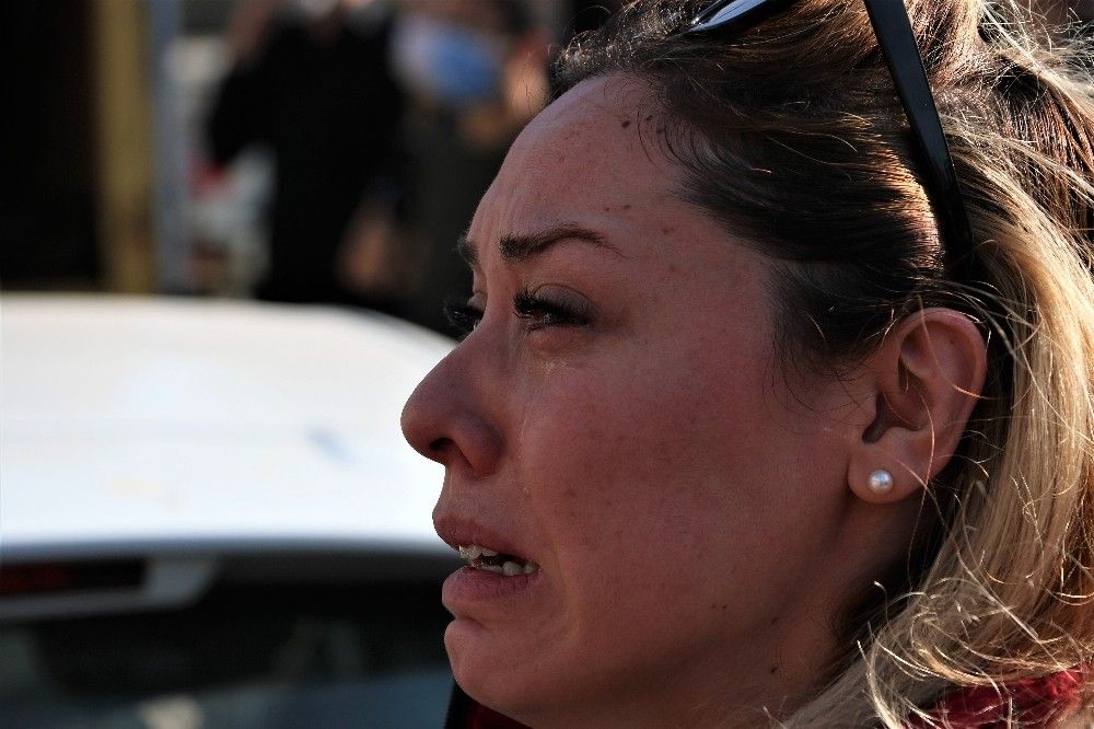 İş yerinin yıkılışını hıçkırıklara boğularak izledi
