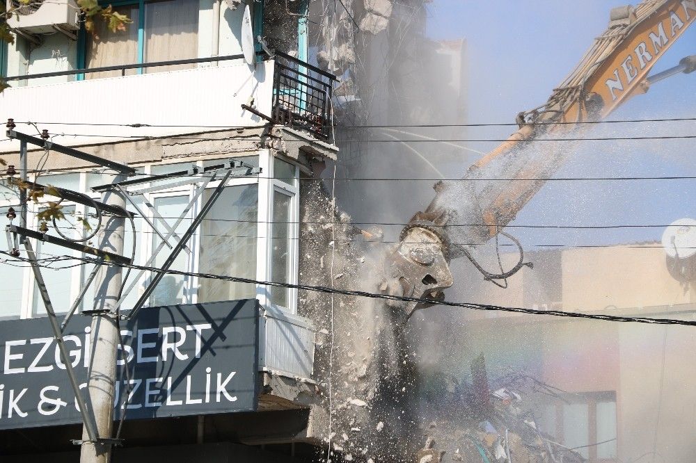 İş yerinin yıkılışını hıçkırıklara boğularak izledi
