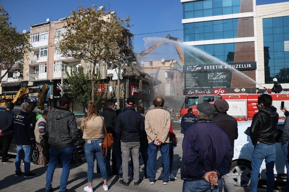 İş yerinin yıkılışını hıçkırıklara boğularak izledi