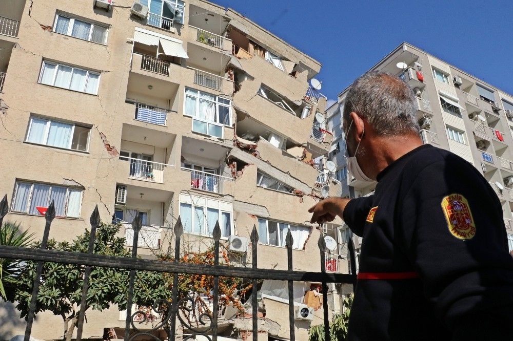 İtfaiye amiri, eşini ve 2 kızını enkazdan kurtardı