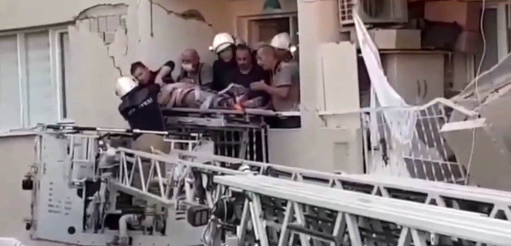 İtfaiye amiri, eşini ve 2 kızını enkazdan kurtardı