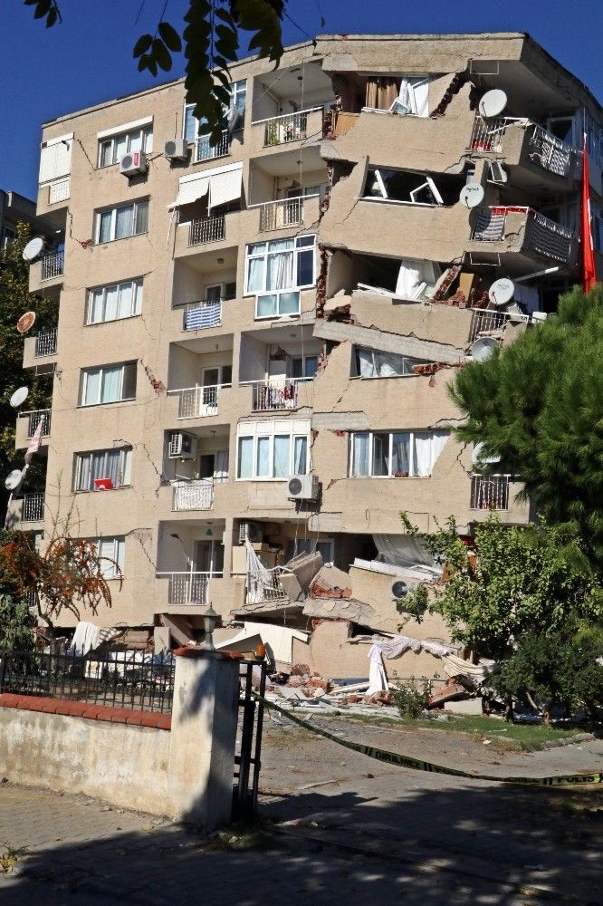 İtfaiye amiri, eşini ve 2 kızını enkazdan kurtardı