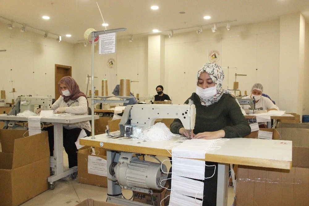 İzmir için maske üretimi yapılıyor