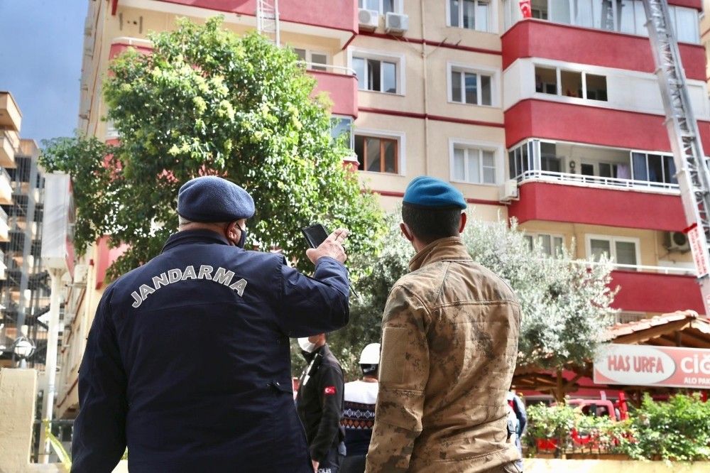 İzmir'de hasarlı binalardan tahliyeler devam ediyor