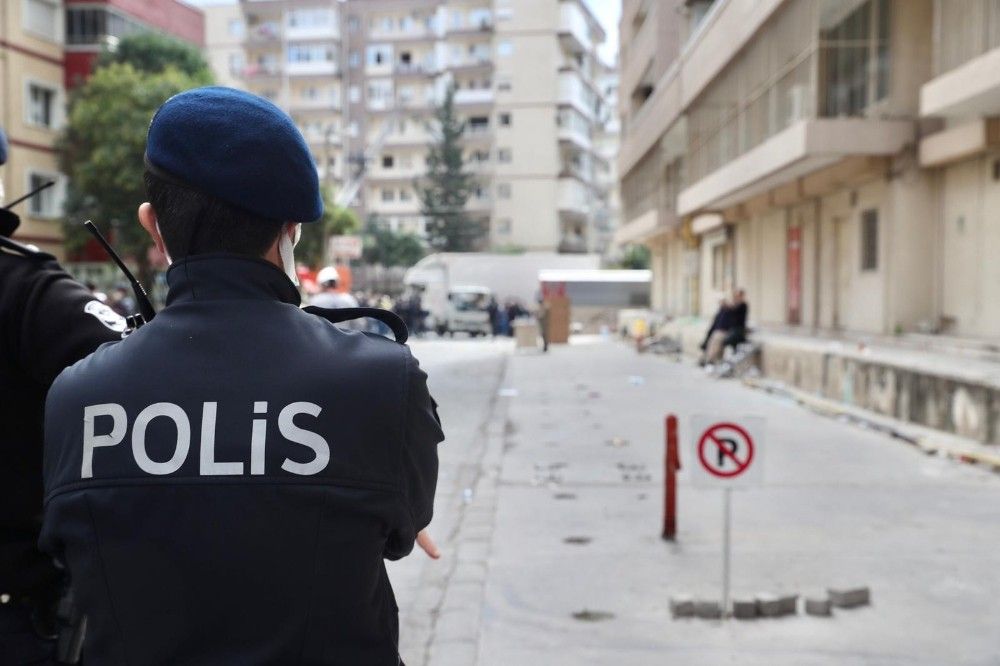 İzmir'de hasarlı binalardan tahliyeler devam ediyor