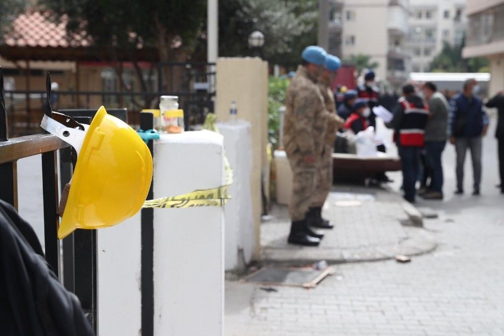 İzmir'de hasarlı binalardan tahliyeler devam ediyor
