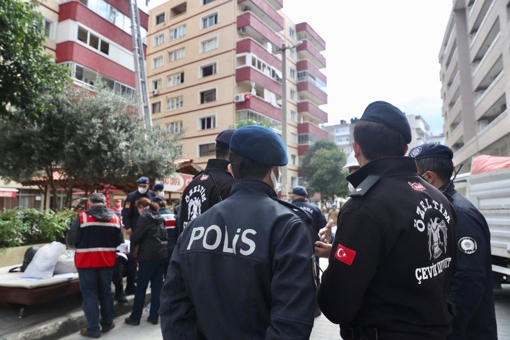 İzmir'de hasarlı binalardan tahliyeler devam ediyor
